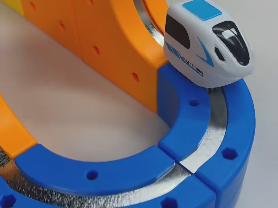 תקריב של רכבת רומילו נוסעת על הגבעה הכתומה ועל קשת כחולה